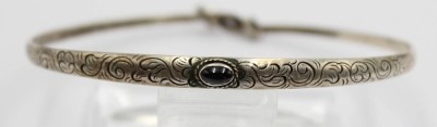 925er Silber-Armreif mit Onyx, ziseliert, 9,6gr., ca. 6,5cm [1]