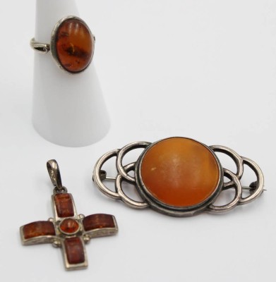 3tlg Konvolut Bernsteinschmuck, 925er Silberfassungen, zus. ca. 17,1gr. [1]