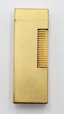 Auktion 357<br>Feuerzeug, Dunhill, goldfarben, Gebrauchsspuren, Funktion nicht geprüft, Füllabdeckung lose, L-6,4cm B-2,2cm [1]