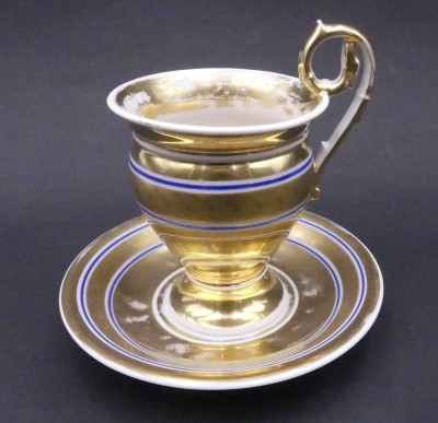 Auktion 357<br>Biedermeier-Tasse mit U.T., blaue Streifen und Gold, berieben, H-12 cm [1]