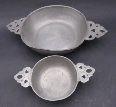 Auktion 357<br>2 antike Zinn-Schalen, 1x datiert 1807, etwas verdellt, D-ca. 15+25 cm [1]