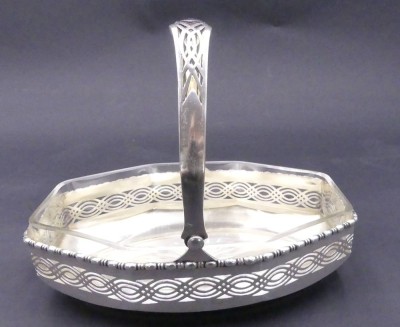 Auktion 366<br>kl. Henkelschale Silber-800-, 183 gr., mit Glaseinsatz, guter Zustand, H-5,5cm B-17cm [1]