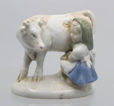 Auktion 357<br>Mädchen  beim Melken, Gräfenthal, reinigungsbedürftig, H-10cm [1]
