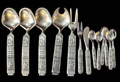 Auktion 357<br>13 Teile Besteck, Norwegen, Konge Tinn Saga, Wikinger Heilag Olav, 3 Löffel, Salatbesteck, Fleischgabel, kl- ,  Buttermesser,  6 Kaffeelöffel, L-max 22 cm [1]