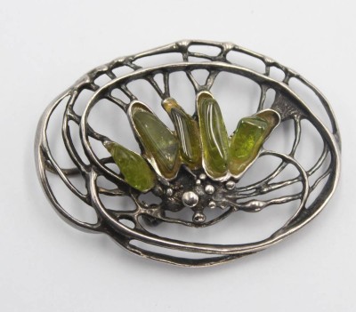 Silber-Brosche (gepr.) undeutl. gepunzt, grüne Steine, 17,1gr., ca. 5,5 x 4cm [1]