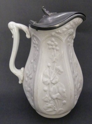 Auktion 357<br>Weinkrug mit Zinndeckel, Relief-Blumendekor, H-18 cm [1]