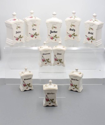 Auktion 357<br>10 Küchengefässe, Bunzlau,  je beschriftet, 2x mit Bestossung, ca. H-19cm u. 14cm [1]