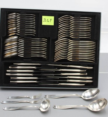 Auktion 357<br>Silber-Besteck, BSF, 800er, ohne Messer ca. 1933,4gr, 4x Vorlegeteile, 11x Esslöffel, 12x Kaffeelöffel, 12x Gabeln, 13x Kuchengabeln, 12x Messer [1]