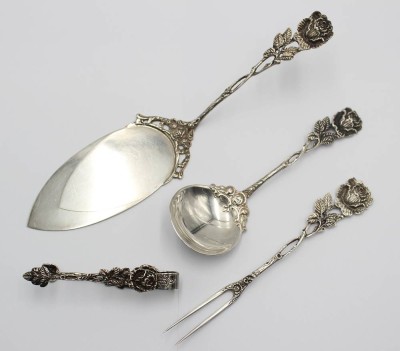 Auktion 357<br>4 Vorlegeteile, 835er Silber, Hildesheimer Rose, zus. 93,1gr., L-21,2cm [1]