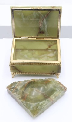 Auktion 357<br>Zigarettendose und Ascher, Onyx, Deckel bei dose lose, ca.  H-8,7cm B-13,5cm T-9,5cm [1]
