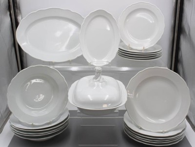 Auktion 357<br>24 Serviceteile, Meissen, Schwertermarke, älter, je mit meist 4 Schleifstrichen, Weißporzellan, Deckelterrine, 2x Platten, je 6x tiefe, flache und Beilagen-Teller [1]