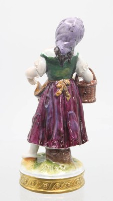 Auktion 357<br>Figur, Mädchen mit Äpfeln, Aelteste Volkstedt, polychr. Bemalung, ca. H-13,8cm [1]
