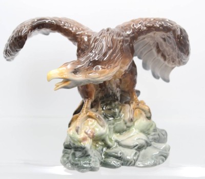 Auktion 357<br>Adler auf Fels, polychr.  Bemalung, ungedeutete Marke, H-22cm B-29cm [1]
