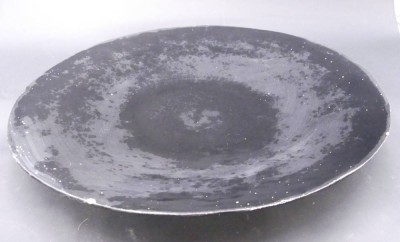Auktion 357<br>grosser Wndteller für Atelier Dour, Belgien, 1970er, schwarzglänzend?, D-45 cm, Rand mit Farbabpltzern etc. [1]