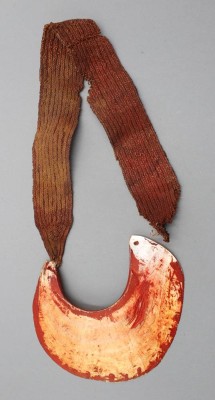Auktion 357<br>Große Kina-Wertmuschel als Brustschmuck, Papua-Neuguinea, in breite Halbmondform geschliffene und rot gefärbte Schale der Perlauster, 1x Band lose, B-17cm [1]