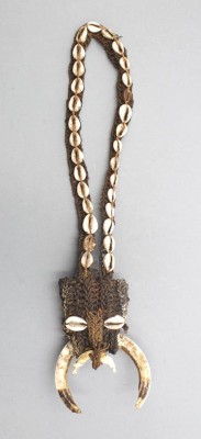 Auktion 357<br>Brustschmuck aus Naturfasern, besetzt mit Kauri-Muscheln und Eberzähnen, Papua Neuguinea, älter, L-40cm [1]