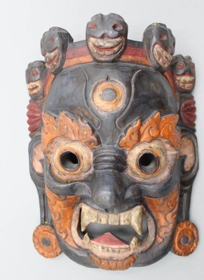 Auktion 357<br>Tibet, Cham-Maske des Mahakala, mit Schädelkrone, Holz geschnitzt, polychrom gefasst, 30 x 23cm [1]