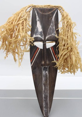 Auktion 362<br>Wandmaske, Nigeria,  teilw. Bemalt, ca. 39 x 12cm [1]