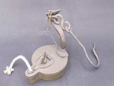 Auktion 357<br>gr. Öllampe Messing, mit Haken, T-8  cm [1]