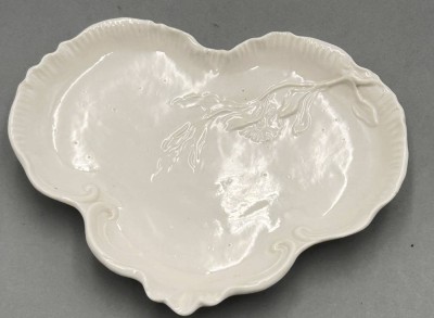 Auktion 357<br>kl. Schale in Herzform mit Zweig-Relief, ca. 17,5x15 cm 