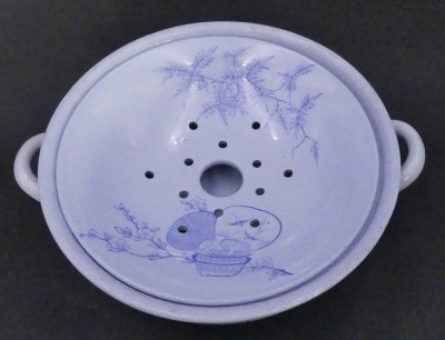 Auktion 357<br>Abtropfschale mit blauen Dekor, 2 teilig., H-6 cm, D-17 cm, innen Zettel mit Beschreibung [1]