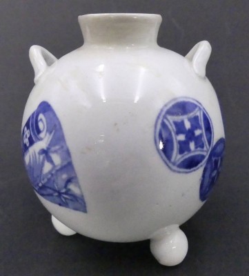 Auktion 357<br>kl. Vase  mit blauen Dekor, undeutl. gemarkt, Henkel, H-9  cm [1]
