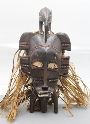 Auktion 359<br>Wandmaske, wohl Elfenbeinküste, Senufo?, farbig staffiert, 40 x 21cm [1]