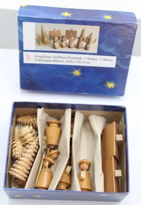 Auktion 357<br>Sternensänger mit 2 Häusern und 9 Bäumen, Erzgebirge, ca. H-2-6cm [1]