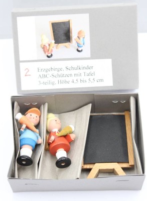 Auktion 357<br>2 Schulkinder sowie kl. Tafel, Erzgebirge, ca. H-5,5cm, [1]