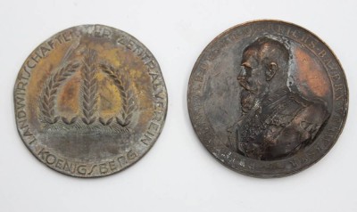 Auktion 357<br>2x div. Plaketten, 1x Königsberg, Bronze, schlechte Erhaltungen, ca. D-5,5cm [1]