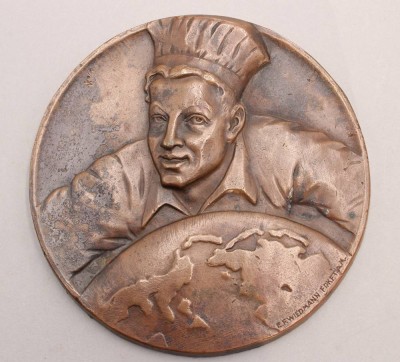 Auktion 357<br>runde Bronze Plakette, gemarkt E.F. Wiedmann Frankf. a.M., D-16,5cm [1]