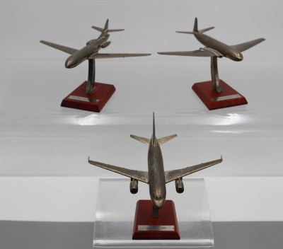 Auktion 357<br>3x div. kl. Standmodelle, Airbus 318, DE Haviland DH-106, SUD Aviation Caravelle, je ca. H-8,5cm B-17cm [1]