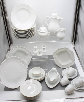 Auktion 357<br>49x Serviceteile, Rosenthal, Sanssouci, Weißporzellan, Kaffeekern, 4x Tassen, 1x Teetasse, 10x U.T., 7x Kuchenteller,  14x tiefe Teller,  Gebäckteller, 4x div. Gemüseschalen, Sauciere, extra Deckel, 3x kl. Leuchter [1]