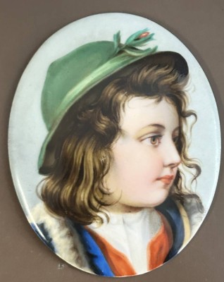 Auktion 357<br>gr. ovales Medaillon, bemalt mit Jungenportrait, verso Etikett 