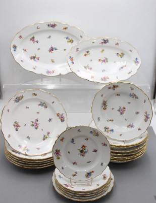 Auktion 357<br>22 Serviceteile, Stadt Meissen, Blumen-u. Insektendekor, 8x tiefe Teller, 6x flache Teller, 1x Beilagnteller, 5x Kuchenteller, 2x div. Platten, flache Teller, D-25,5cm [1]
