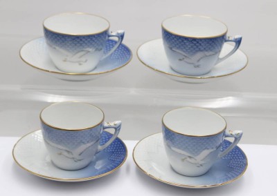 Auktion 357<br>4x Kaffee-u. Teetassen mit U.T., Royal Copenhagen, Dekor  Möwe, Entw. Fanny Garde, Tassen ca. H-6,4 u. 6,2cm [1]