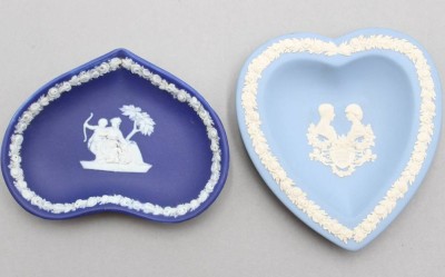 Auktion 357<br>2x div. herzförmige Wedgewood-Schälchen, 1x Charles und Diana, ca. 12 x 11,7cm [1]