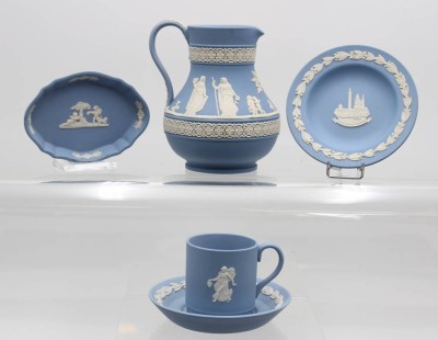 Auktion 357<br>Konvolut, Wedgwood, 2x Schälchen, Krug und Tasse mit U.T., Krug H-12,5cm [1]