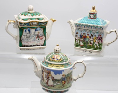 Auktion 357<br>3x Ansichten-Kannen, Sadler, England, Hamlet, The Tennis Match u. David Copperfield, ca. H-16,3cm [1]