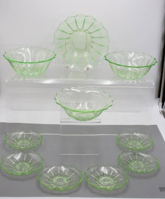 Auktion 357<br>10 tlg. Set, Uranglas, älter, 4x Schalen 6x kl. Teller, ca. D-24cm und Teller D-15cm [1]