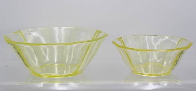 Auktion 357<br>2x div. Schalen, wohl Uranglas, gr. Schale ca. H-9,5cm D-25cm [1]