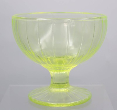 Auktion 357<br>Fussschale, wohl Uranglas, H-11,5cm D-12,5cm [1]