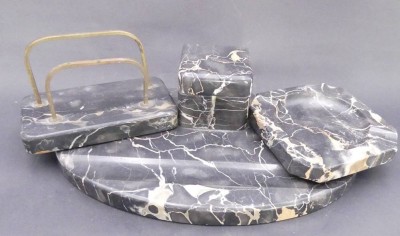 Auktion 357<br>3 tg. Marmor-Schreibtischset mit Tintenfass, Ablage max. 30x17 cm [1]