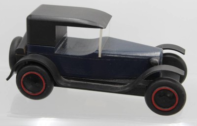 Auktion 357<br> Holzmodell von M.Aroutcheff , Voiture Peugeot um 1925 . [1]