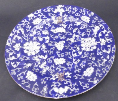 Auktion 357<br>blauer China Teller mit Chrysanthemen und Shou-Symbolen, 20.Jhd. [1]