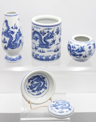 Auktion 357<br>Porzellankonvolut, wohl China, je mit blauem Drachendekor, ca. H-17cm [1]