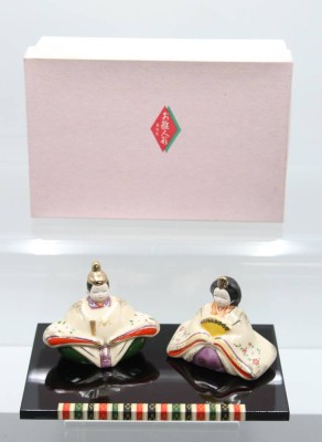 Auktion 357<br>Schreibtischablage  o.ä., Japan, Hina Doll, Platte ca. 15 x 23cm [1]
