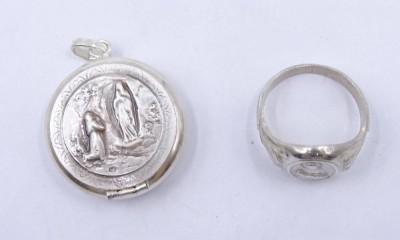 800er-Silberring und Medaillondöschen aus Metall mit Mariendarstellungen, Ring: 4,7 gr., RG 59, Ø Medaillon: 2,8 cm, beides mit leichten Altersspuren [1]