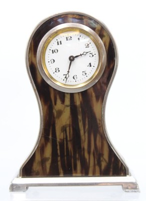 Auktion 357<br>kl. Tischuhr um 1900, Werk läuft, Metallgehäuse, gemarkt, schauseitig Schildpatt-Beschlag,. ca. H-15,5cm B-11cm [1]