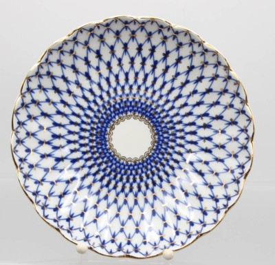 Auktion 357<br>Schale, Lomonossow, Kobaltnetz, Entw. Serafina Jakovleva, ca. H-4,5cm D-22cm [1]